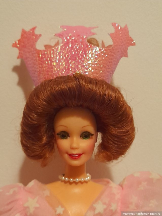 Королева Елизавета в аутфите Глинды (фото 4)