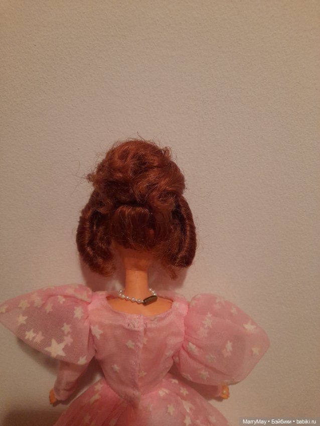 Королева Елизавета в аутфите Глинды (фото 6)