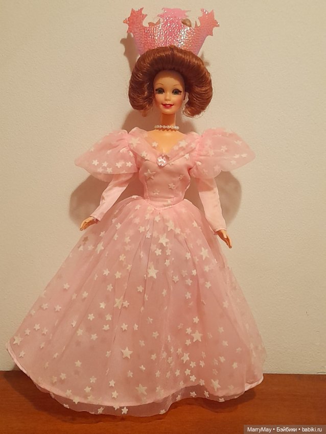 Королева Елизавета в аутфите Глинды