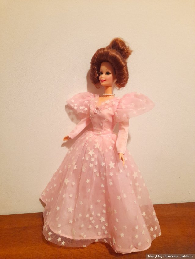 Королева Елизавета в аутфите Глинды (фото 2)