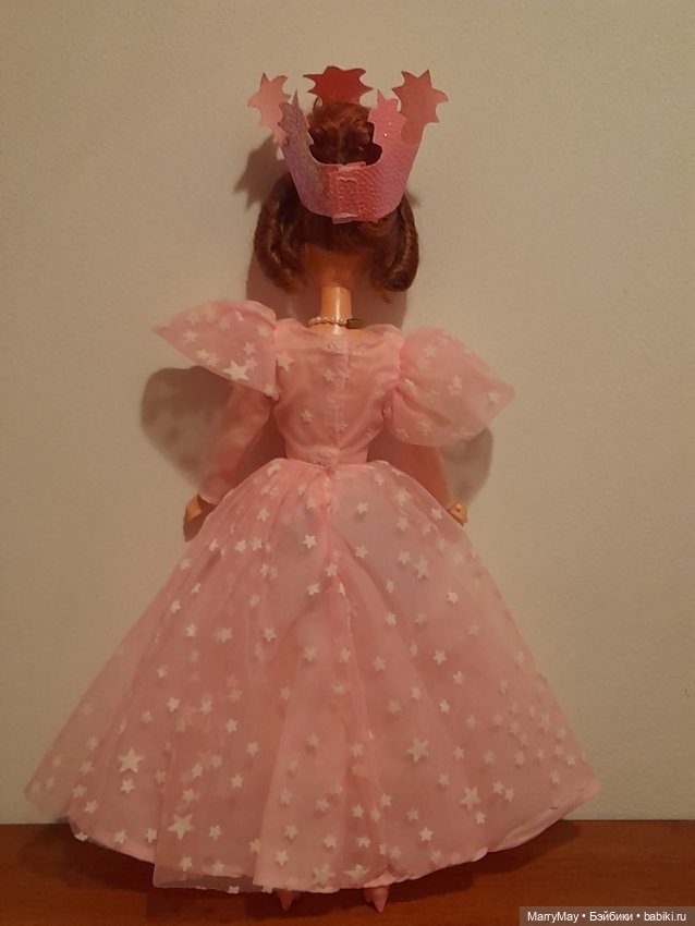 Королева Елизавета в аутфите Глинды (фото 3)