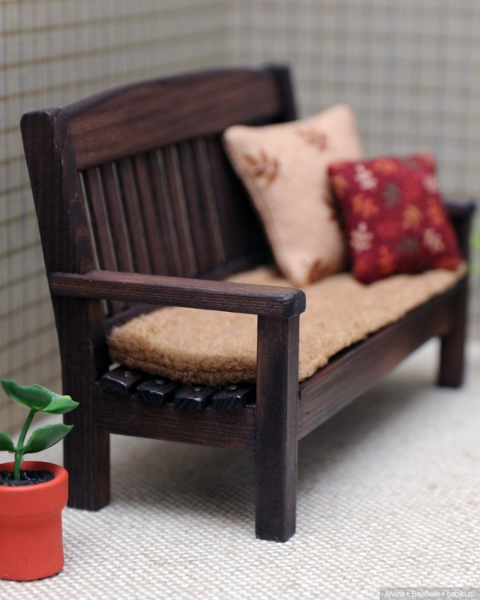 Маленькая скамеечка — Кукольная мебель (фото 4)