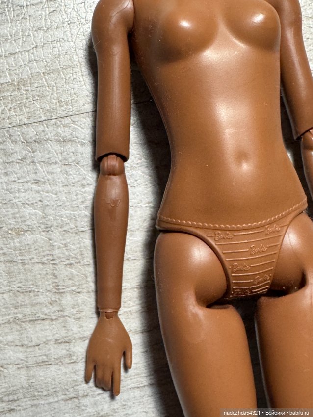 Тело Барби Экстра 1 в радужной шубке (фото 5)