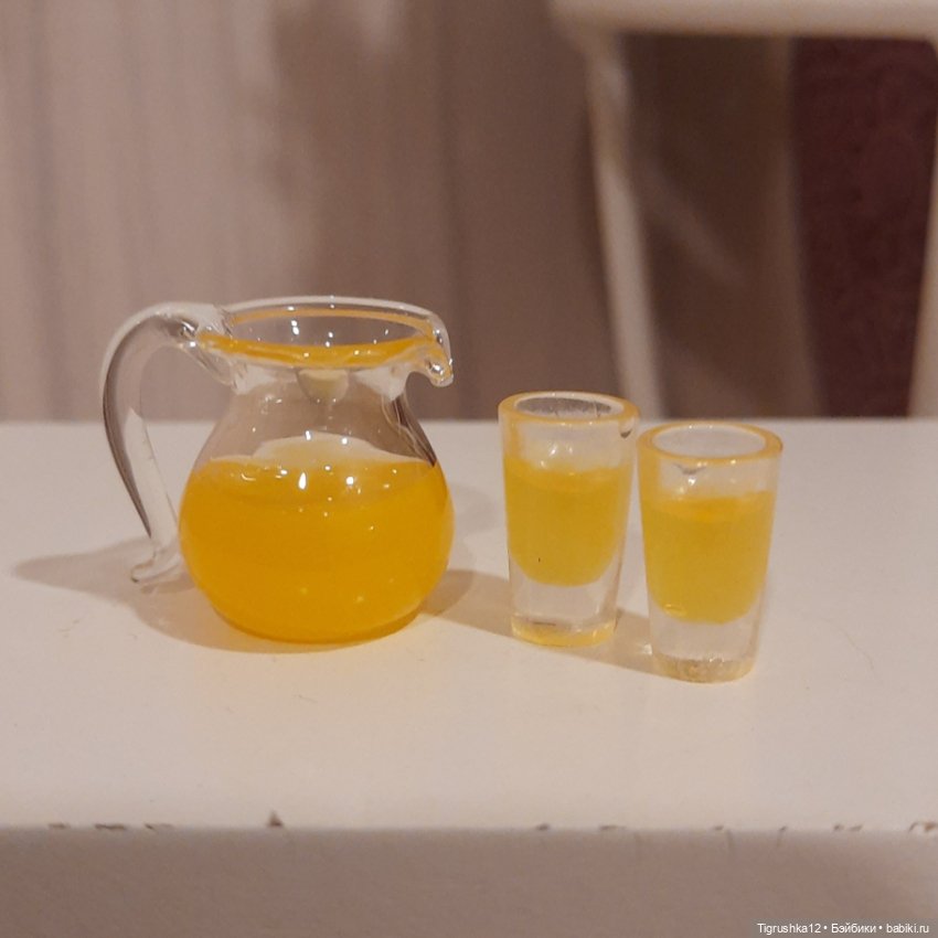 Кувшин с соком и стаканчики