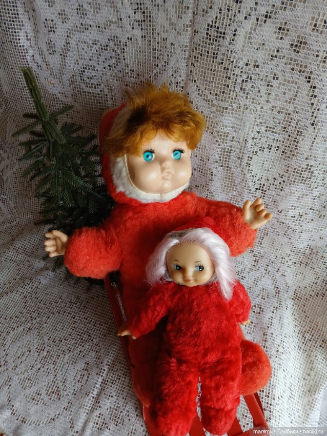 Куклкы СССР в зимнем наряде и санки