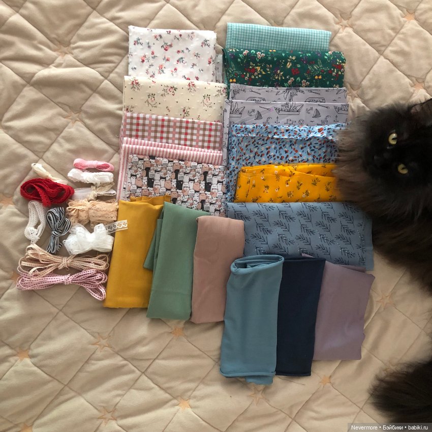 Набор тканей и лент для изготовления кукольной одежды
