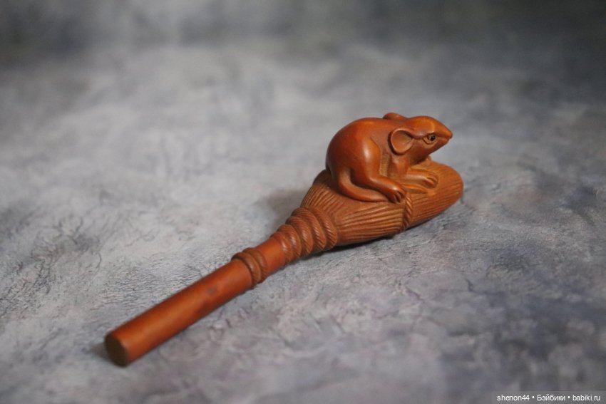 Нэцкэ "Мышка на венике" — Статуэтки