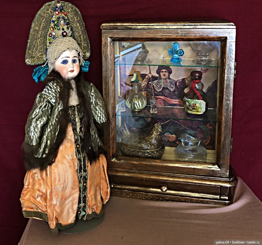 Антикварный шкаф -витрина 1915 года