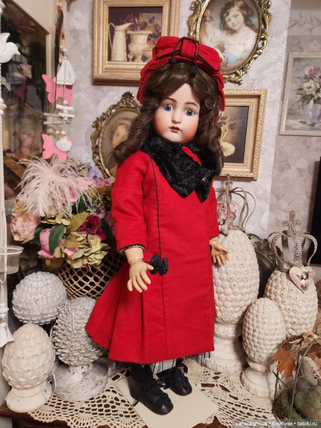 Антикварная кукла КР в красном пальто