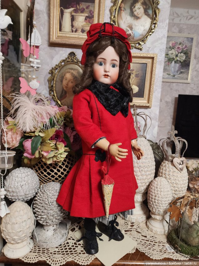 Антикварная кукла КР в красном пальто (фото 4)