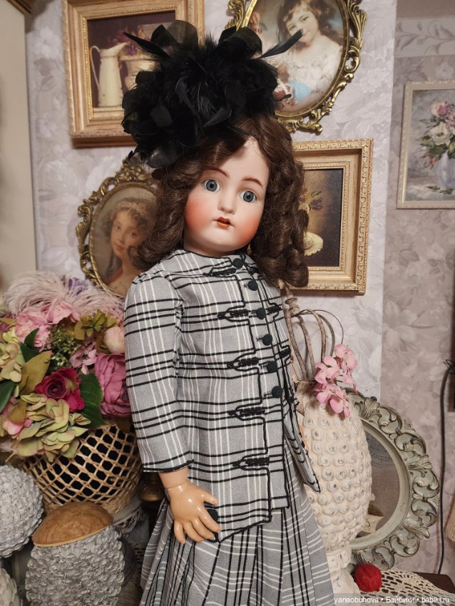 Антикварная кукла КР в красном пальто