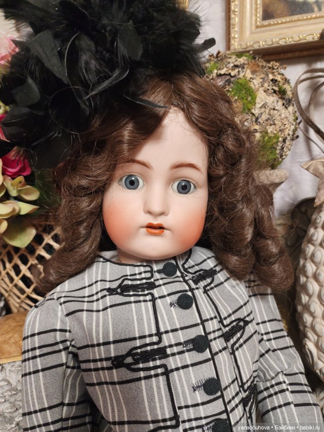 Антикварная кукла КР в красном пальто