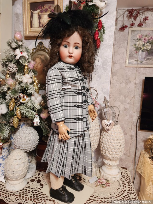 Антикварная кукла КР в красном пальто