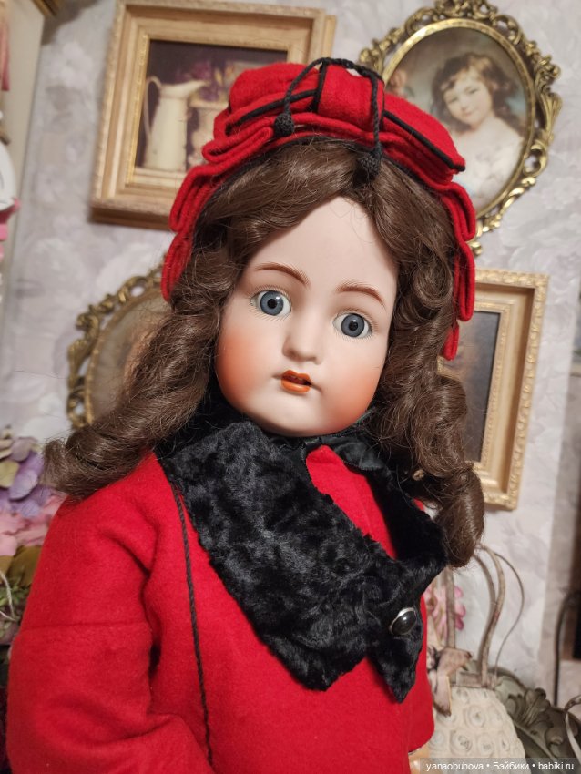 Антикварная кукла КР в красном пальто (фото 3)