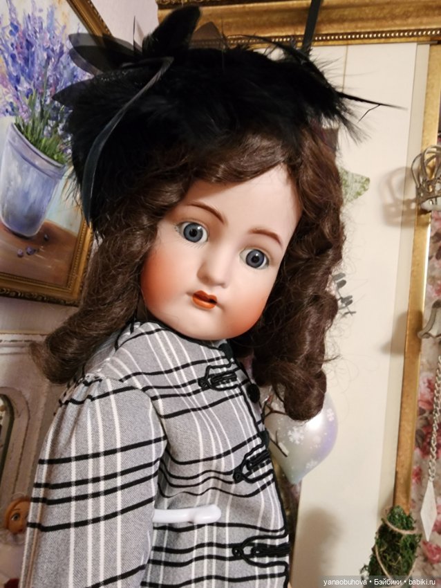 Антикварная кукла КР в красном пальто