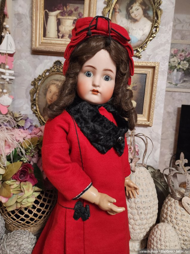 Антикварная кукла КР в красном пальто (фото 2)