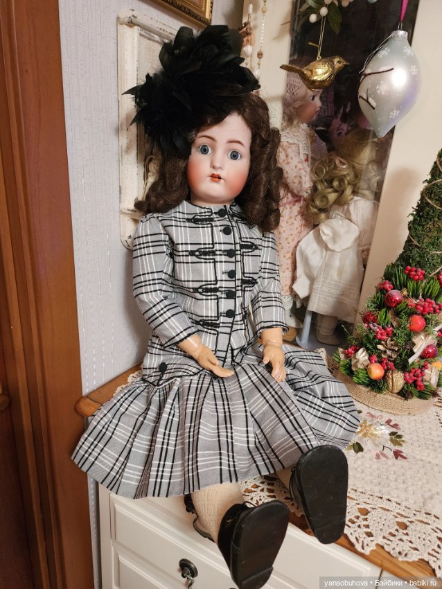 Антикварная кукла КР в красном пальто