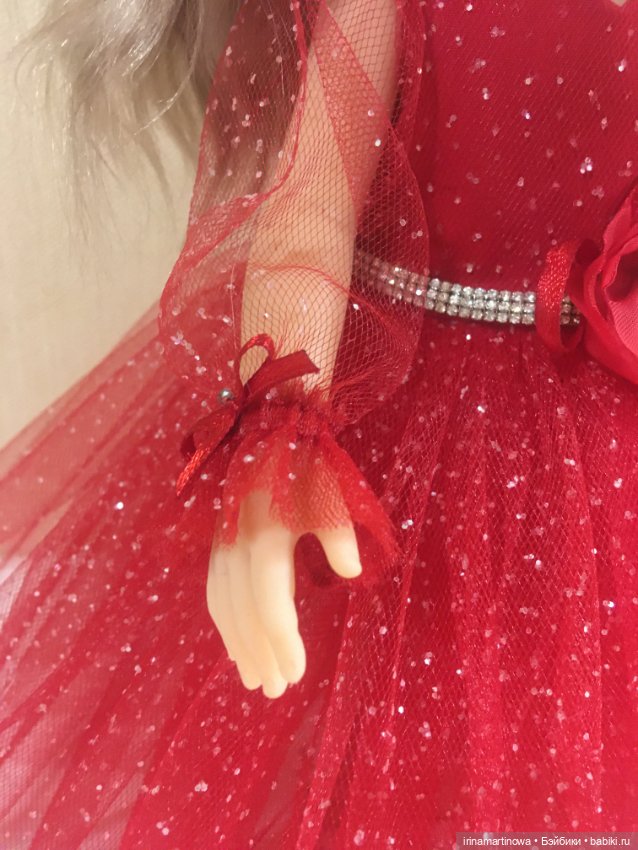 Paola Reina красное платье из глиттера (фото 8)