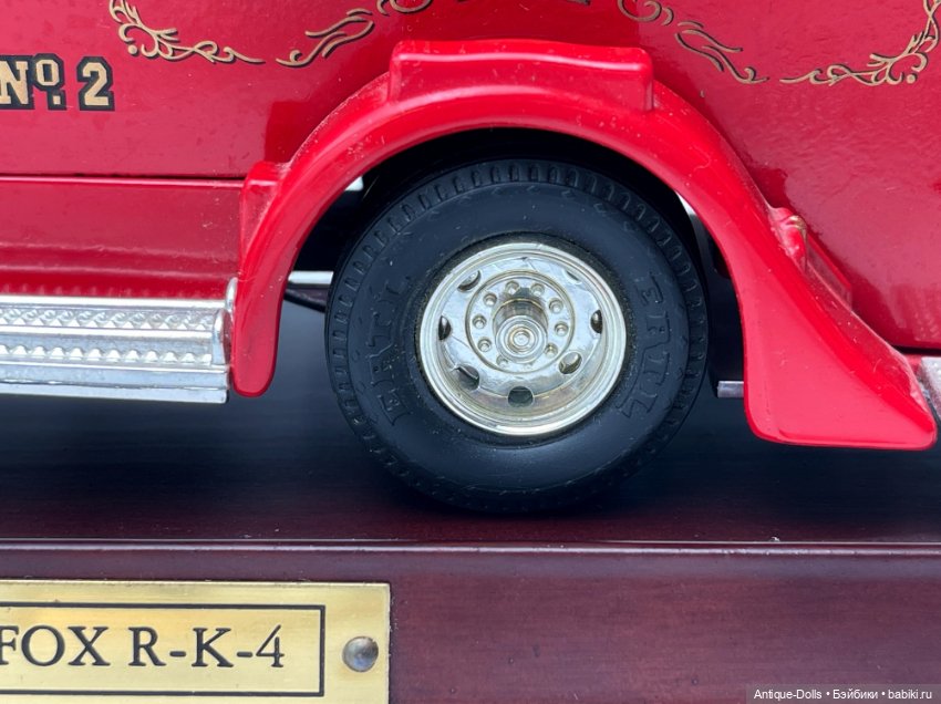 Коллекционная модель 1922 Ahrens-Fox R-K-4 1:32 – ретро пожарный автомобиль (фото 10)