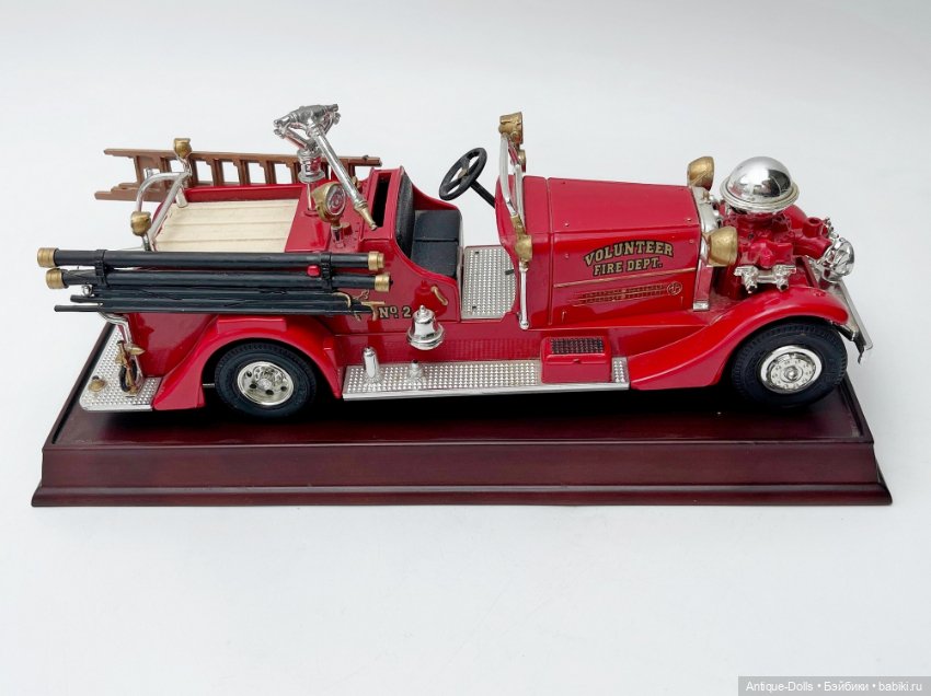 Коллекционная модель 1922 Ahrens-Fox R-K-4 1:32 – ретро пожарный автомобиль (фото 3)