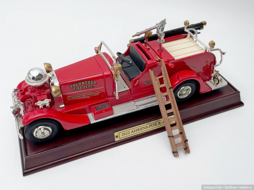 Коллекционная модель 1922 Ahrens-Fox R-K-4 1:32 – ретро пожарный автомобиль (фото 6)