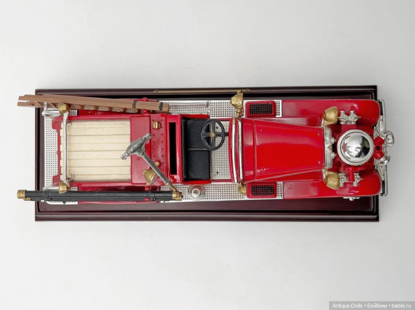 Коллекционная модель 1922 Ahrens-Fox R-K-4 1:32 – ретро пожарный автомобиль (фото 4)