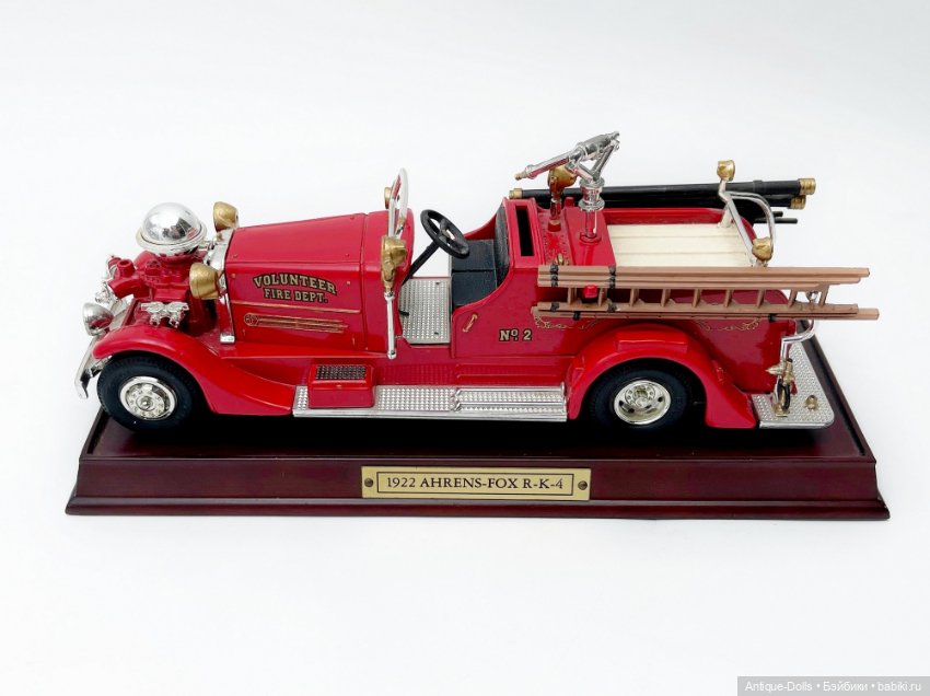 Коллекционная модель 1922 Ahrens-Fox R-K-4 1:32 – ретро пожарный автомобиль (фото 2)