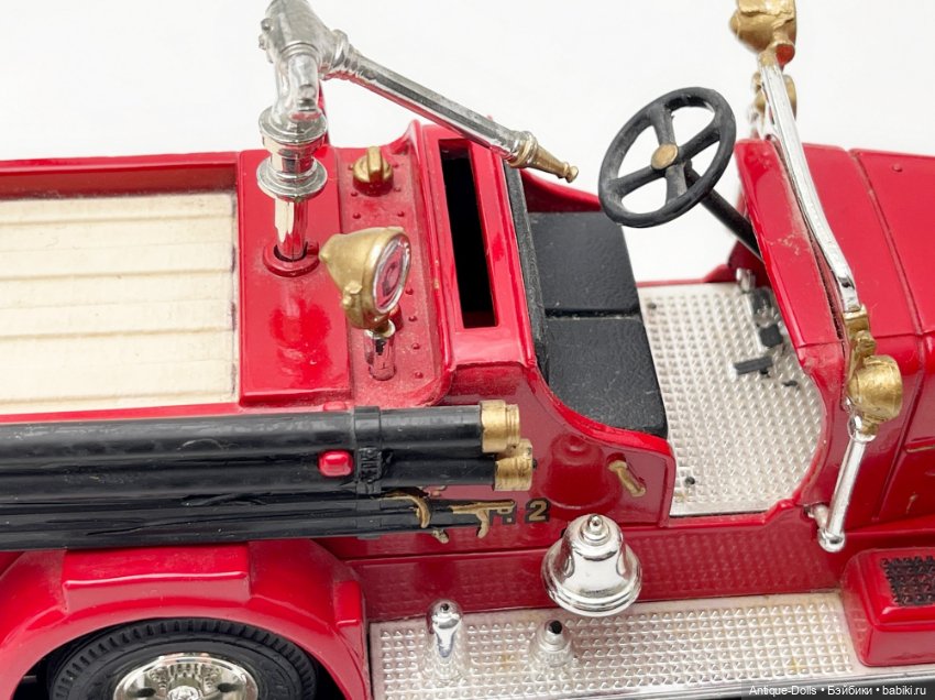 Коллекционная модель 1922 Ahrens-Fox R-K-4 1:32 – ретро пожарный автомобиль (фото 7)