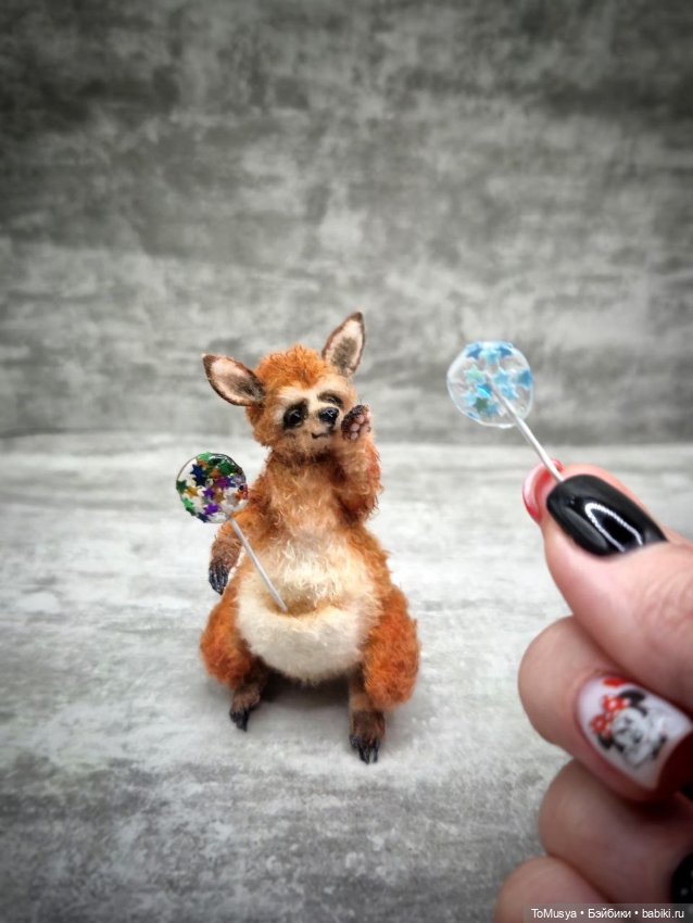 Вязаная миниатюрная игрушка кенгуру Брунгильда (фото 3)