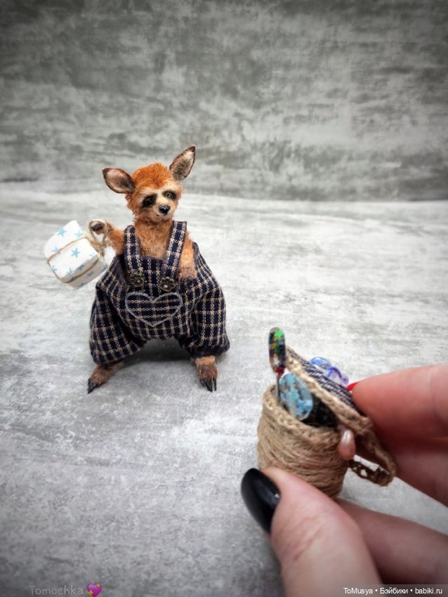 Вязаная миниатюрная игрушка кенгуру Брунгильда (фото 7)