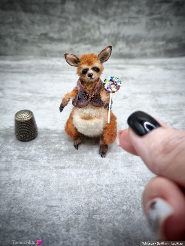 Вязаная миниатюрная игрушка кенгуру Брунгильда (фото 4)