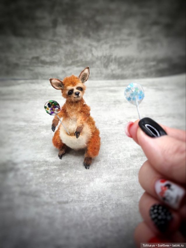 Вязаная миниатюрная игрушка кенгуру Брунгильда (фото 2)