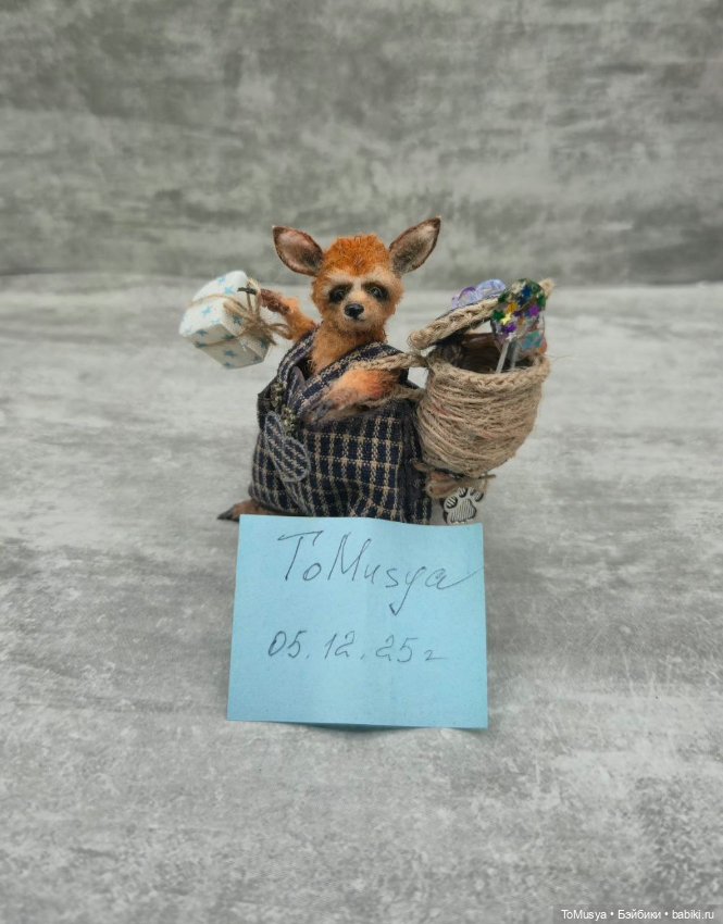 Вязаная миниатюрная игрушка кенгуру Брунгильда (фото 8)