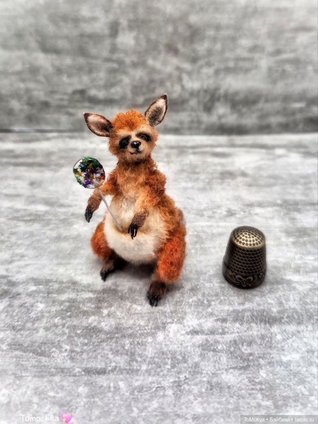 Вязаная миниатюрная игрушка кенгуру Брунгильда