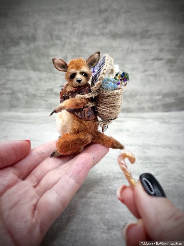 Вязаная миниатюрная игрушка кенгуру Брунгильда (фото 6)