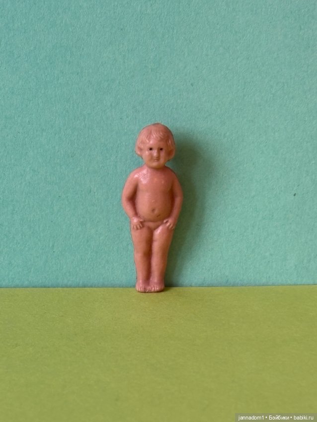 Редкая целлулоидная куколка Minerva с рельефными волосами, высота 4 см