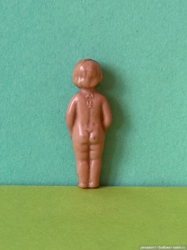 Редкая целлулоидная куколка Minerva с рельефными волосами, высота 4 см (фото 2)
