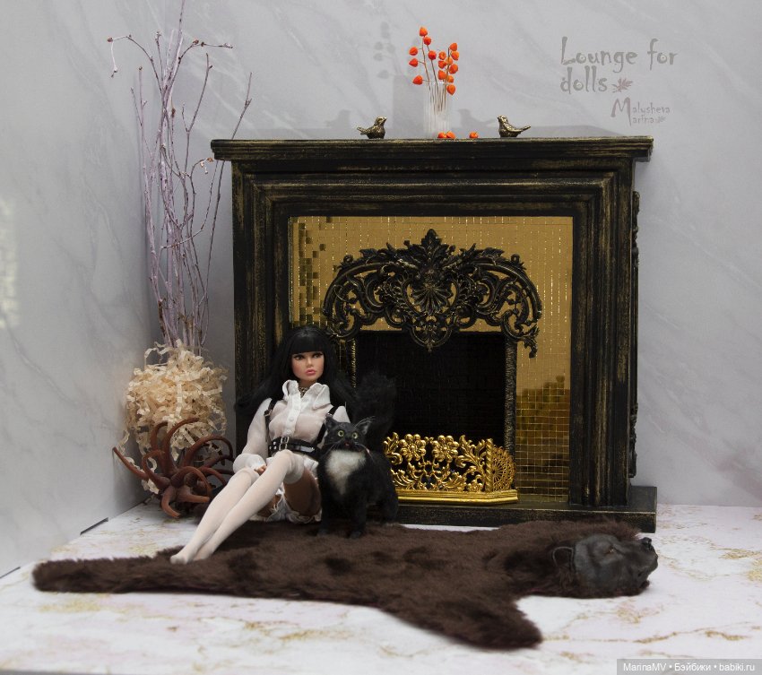 Большой камин в викторианском стиле с элементами эклектики