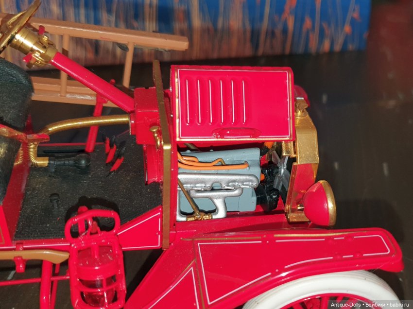 Коллекционная модель 1916 Model T Fire Engine (масштаб 1:24) (фото 10)