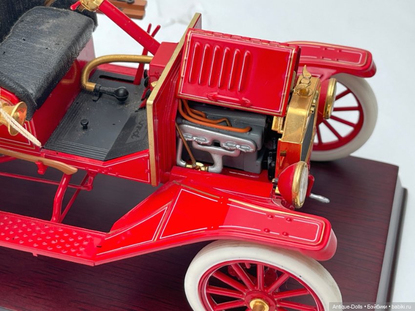 Коллекционная модель 1916 Model T Fire Engine (масштаб 1:24) (фото 7)