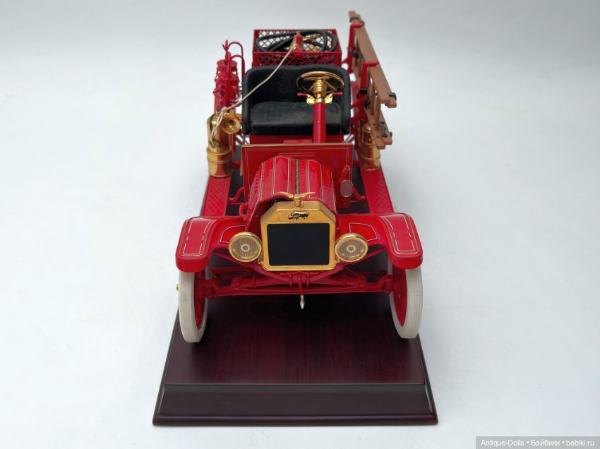 Коллекционная модель 1916 Model T Fire Engine (масштаб 1:24) (фото 4)