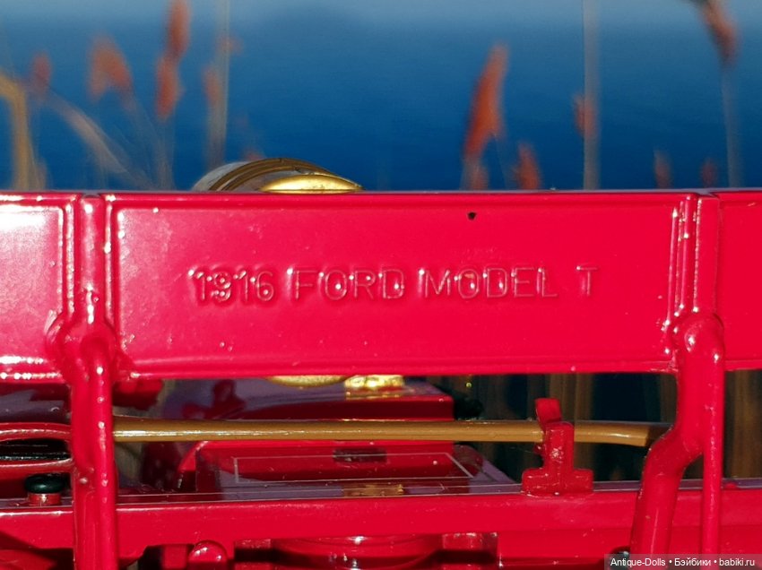 Коллекционная модель 1916 Model T Fire Engine (масштаб 1:24) (фото 9)