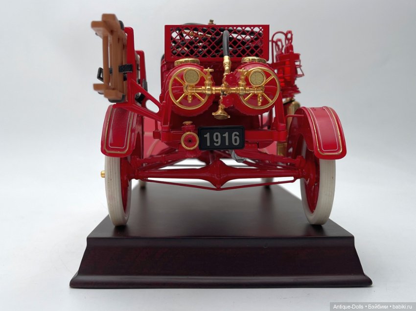 Коллекционная модель 1916 Model T Fire Engine (масштаб 1:24) (фото 6)
