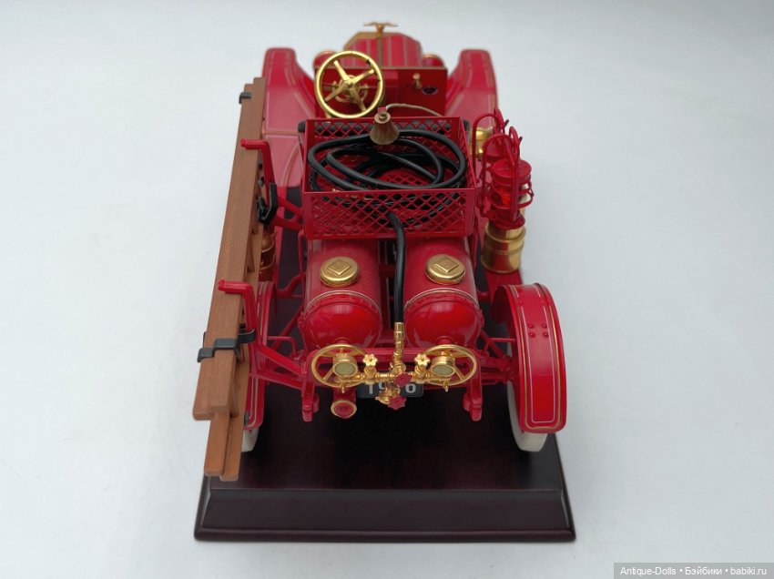 Коллекционная модель 1916 Model T Fire Engine (масштаб 1:24) (фото 5)