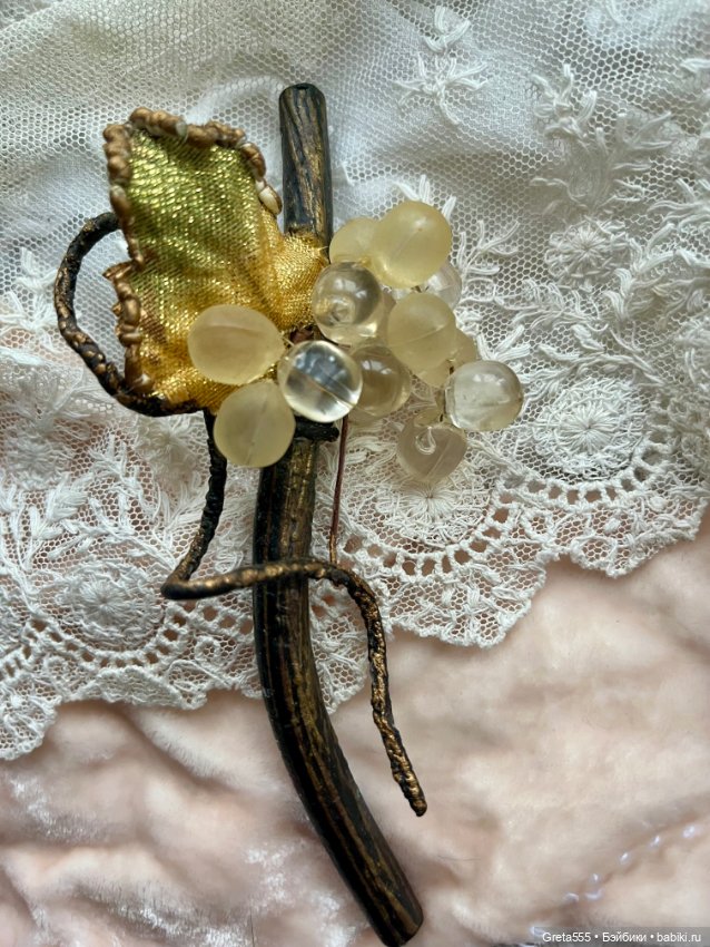 Шикарная антикварная брошь , Люцит , « Виноградная лоза», для декора антикварных кукол и реплик (фото 2)