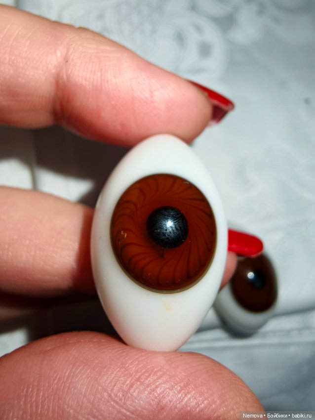 Ранние огромные глаза с высокой радужкой