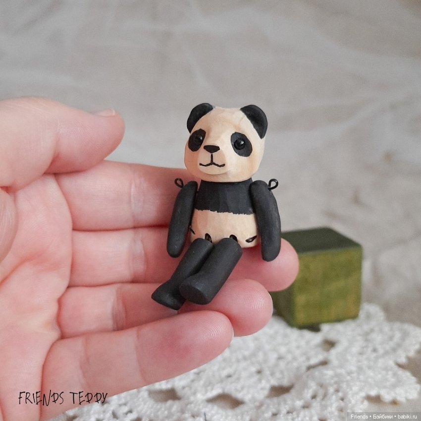 Деревянная панда на кубике