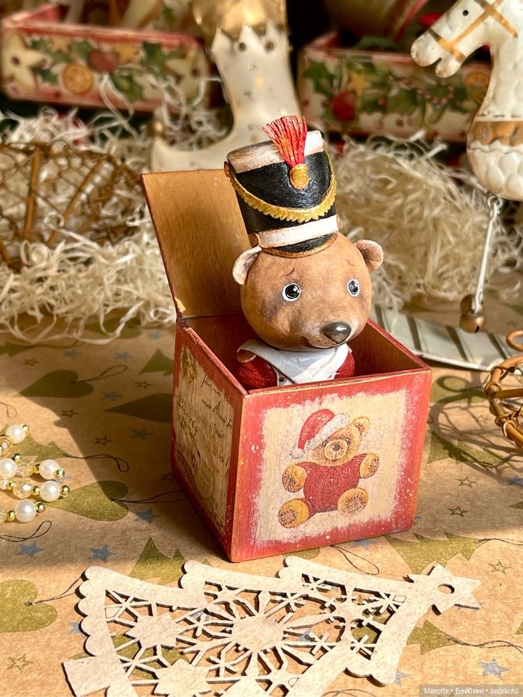 Авторская елочная игрушка/новогодний декор "Jack in the Box" " Мишка гренадер"