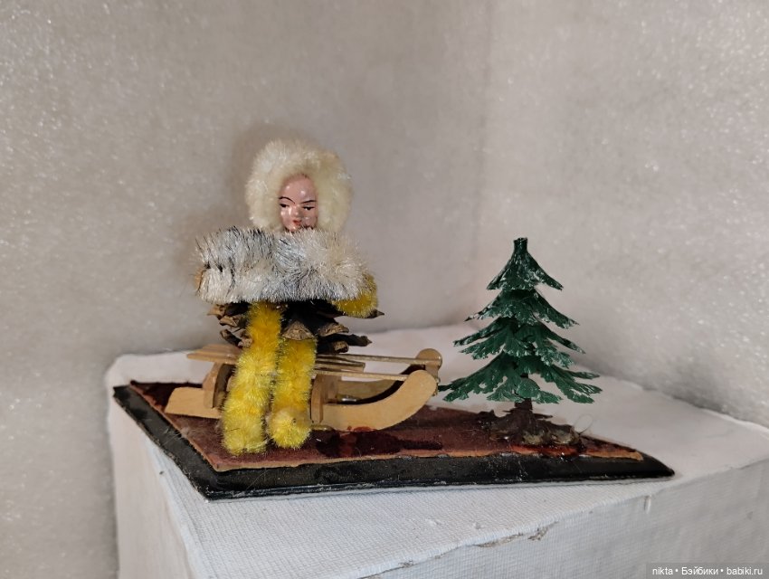 Новогодняя игрушка ГДР Фигурка под ёлку Девочка на санках