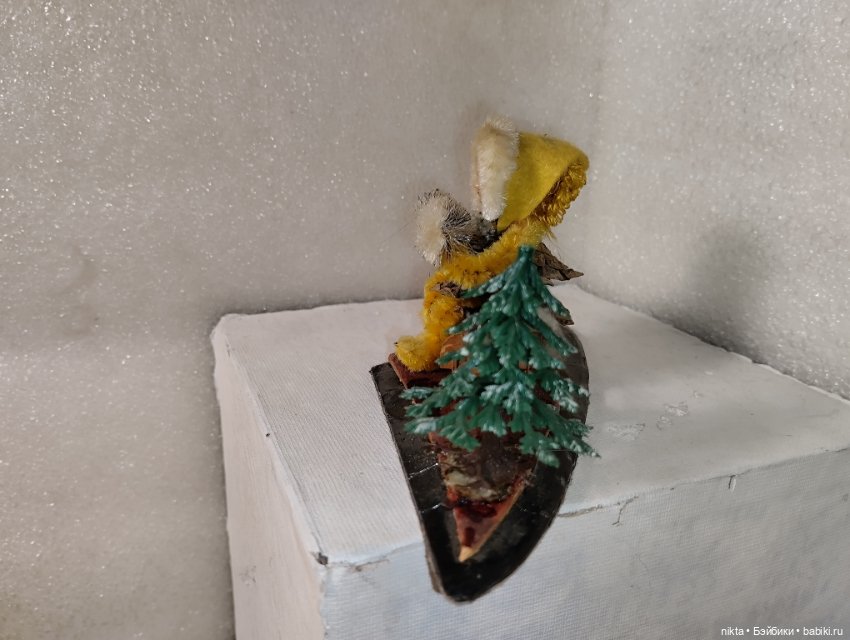 Новогодняя игрушка ГДР Фигурка под ёлку Девочка на санках (фото 2)